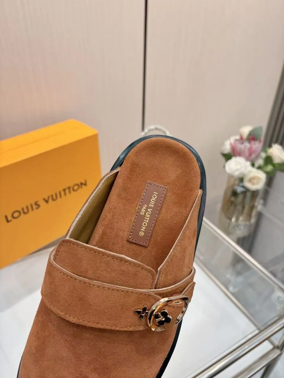 👟👟Ex-factory price 520👟👟 /lv new Baotou half-drag winterbreak comfert flat slippers lv letter and monogram floral embellished leather surface, with sheepskin lining, suitable for indoor and outdoor wear. The water table is made of high-density foam material, which is light and comfortable. The sole has a certain thickness and the heightening effect is also good! Boutique size:35-46